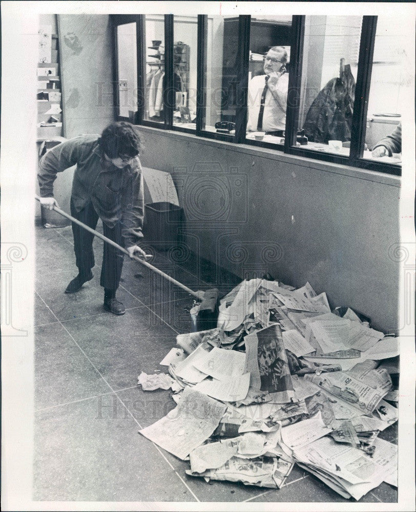 1969 Univ of Chicago Cleanup After Student Sit-In in Admin Bldg Press Photo - Historic Images