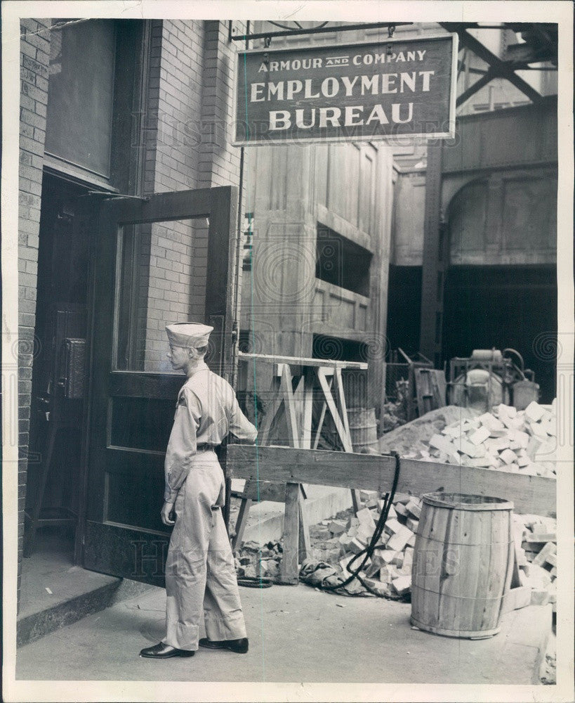 1944 Chicago IL Armour and Co Employment Office, Pvt Clarence Hooper Press Photo - Historic Images