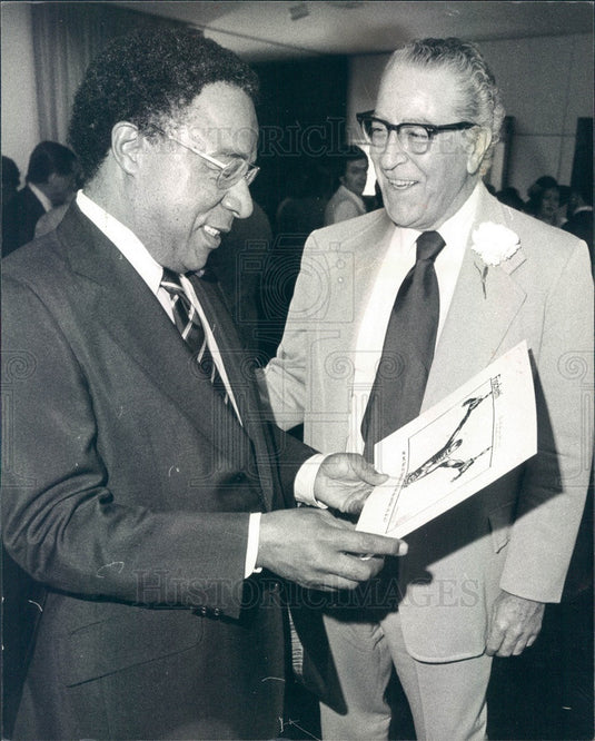 1977 Chicago Cartoonist John Fischetti & Roots Author Alex Haley Press Photo - Historic Images