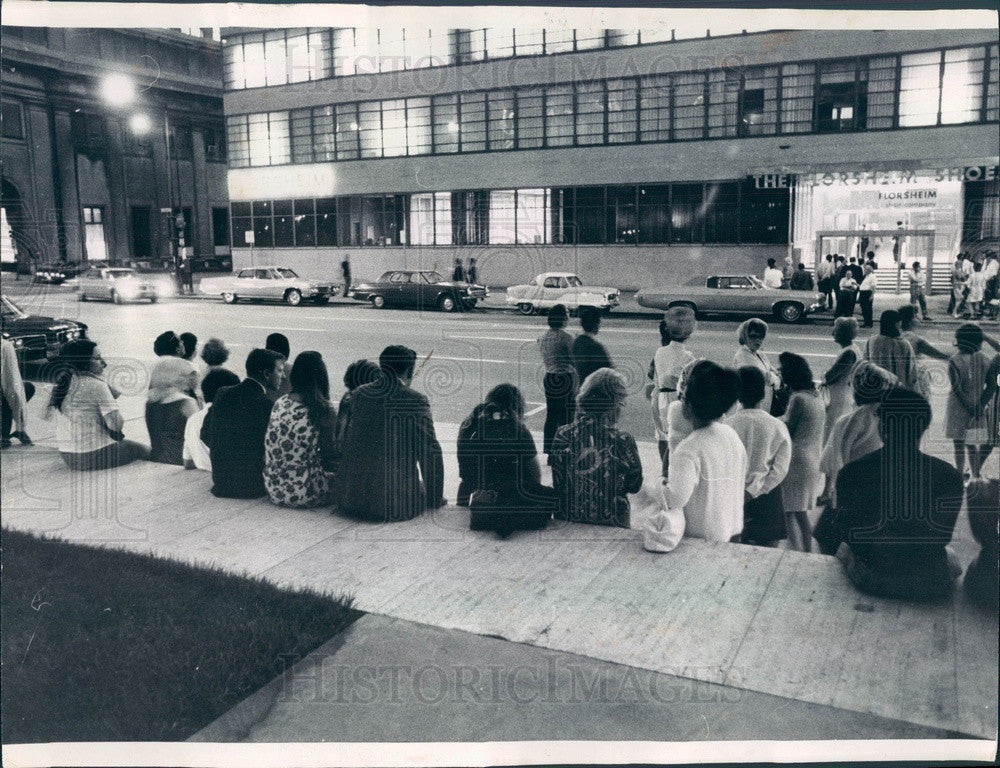 1970 Chicago, Illinois Florsheim Shoe Co Evacuated After Bomb Threat Press Photo - Historic Images