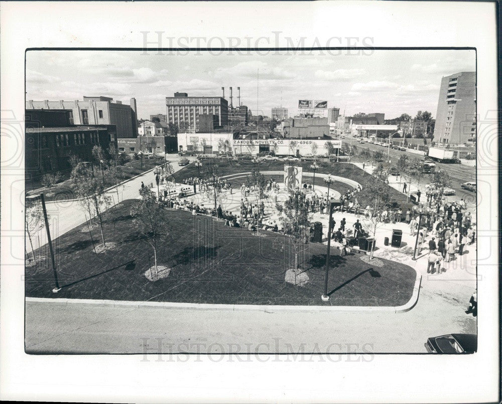 1983 Detroit, Michigan Orchestra Place Park Press Photo - Historic Images