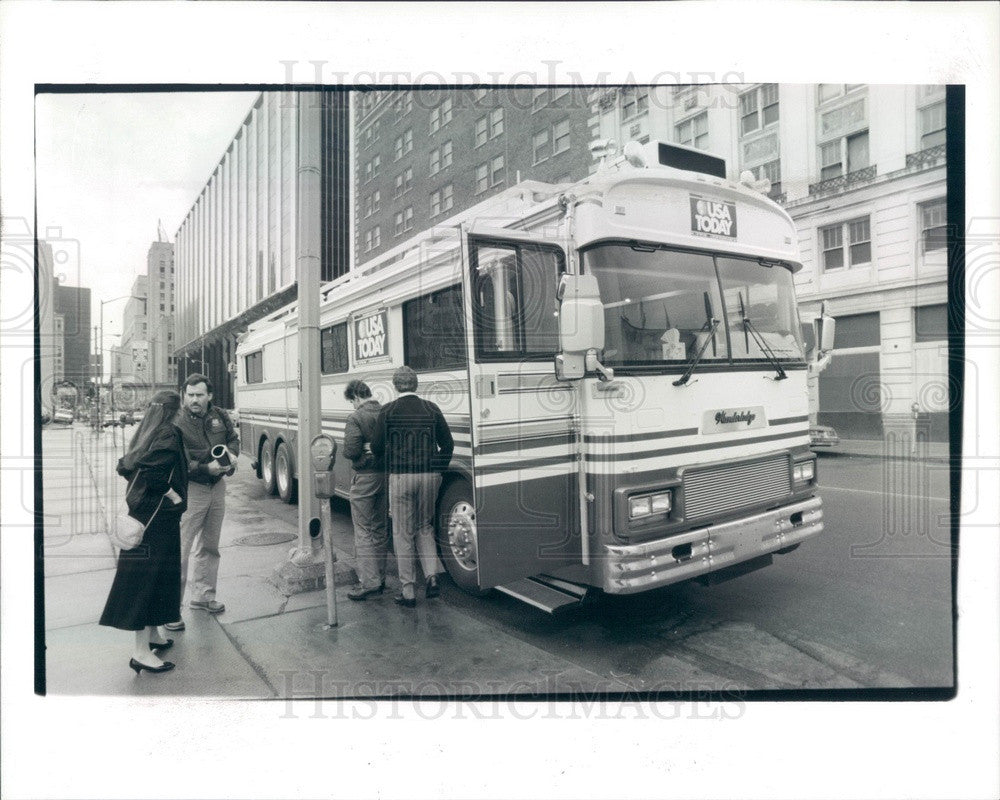 1987 USA Today BusCapade USA Bus Tour in Detroit, Michigan Press Photo - Historic Images