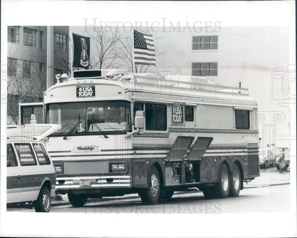 1987 USA Today BusCapade USA Bus Tour in Detroit, Michigan Press Photo - Historic Images