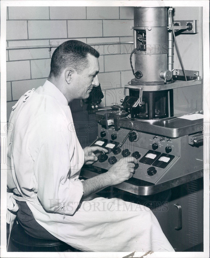 1959 Michigan, Health Dept Electron Microscopist Arnold Juenker Press Photo - Historic Images