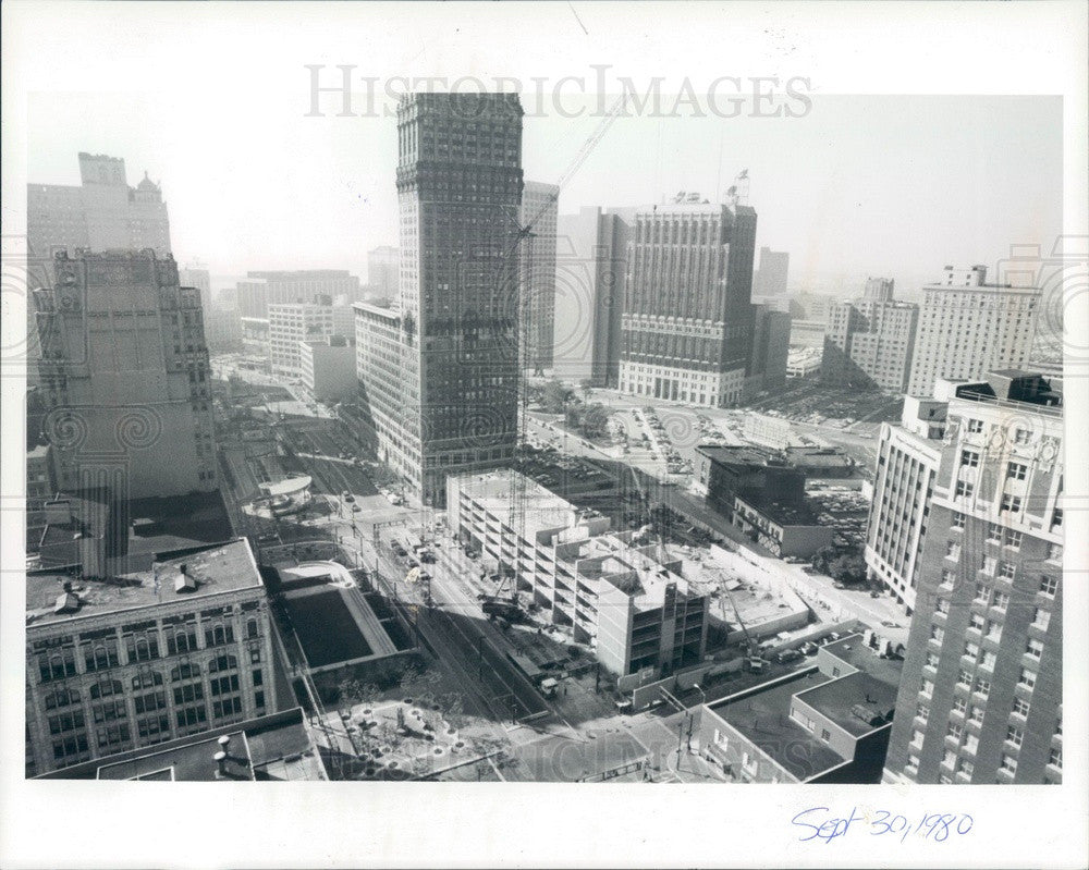 1980 Detroit, Michigan Trolley Plaza Apartments Construction Press Photo - Historic Images