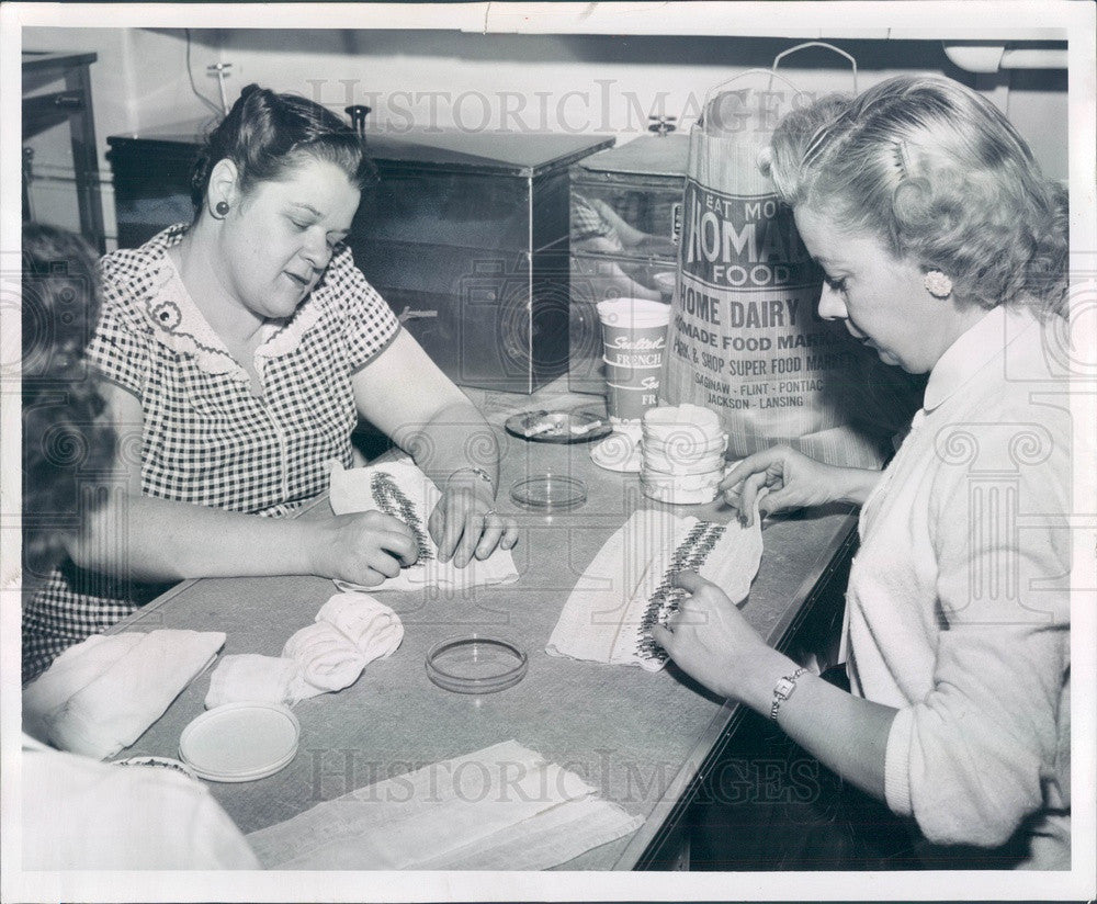 1955 Flint, MI Hurley Hosp Workers Prepare Needles For Sterilization Press Photo - Historic Images