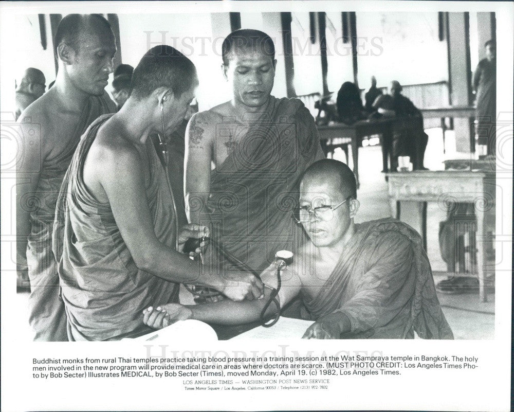 1982 Thailand Buddhist Monks Receive Medical Training Press Photo - Historic Images