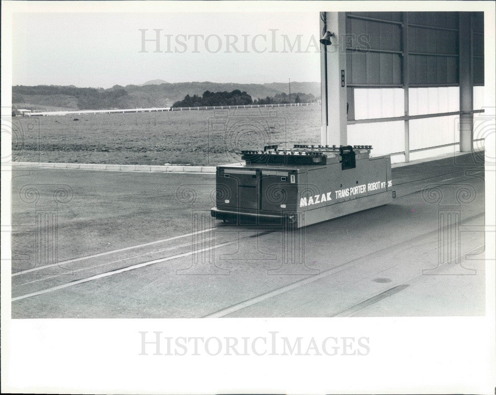 1984 Nagoya, Japan Yamazaki Co Plant, Industrial Robot Press Photo - Historic Images