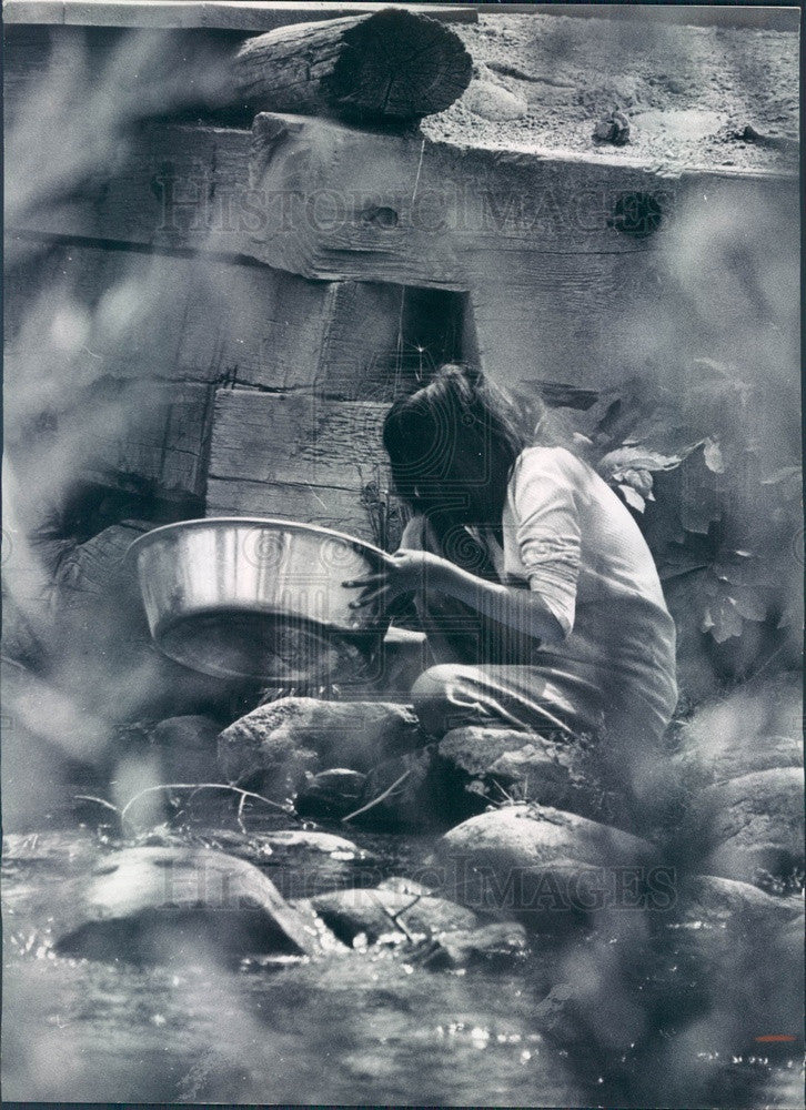 1971 Taos, NM Pueblo Indian Washing Kitchen Utensils in Stream Press Photo - Historic Images