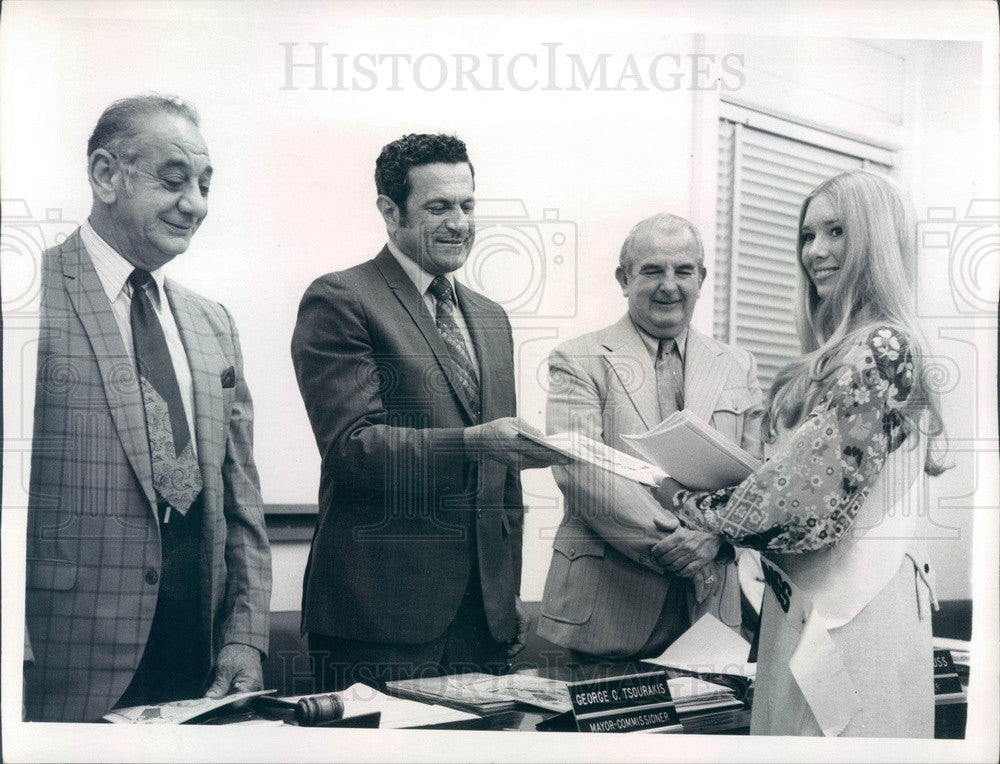 1971 Miss Tarpon Springs, FL Donna Arnett, Mayor George Tsourakis Press Photo - Historic Images