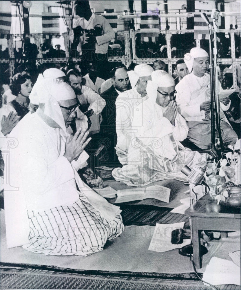 1961 Rangoon, Burma Prime Minister U Nu in Buddhist Prayer Ceremony Press Photo - Historic Images