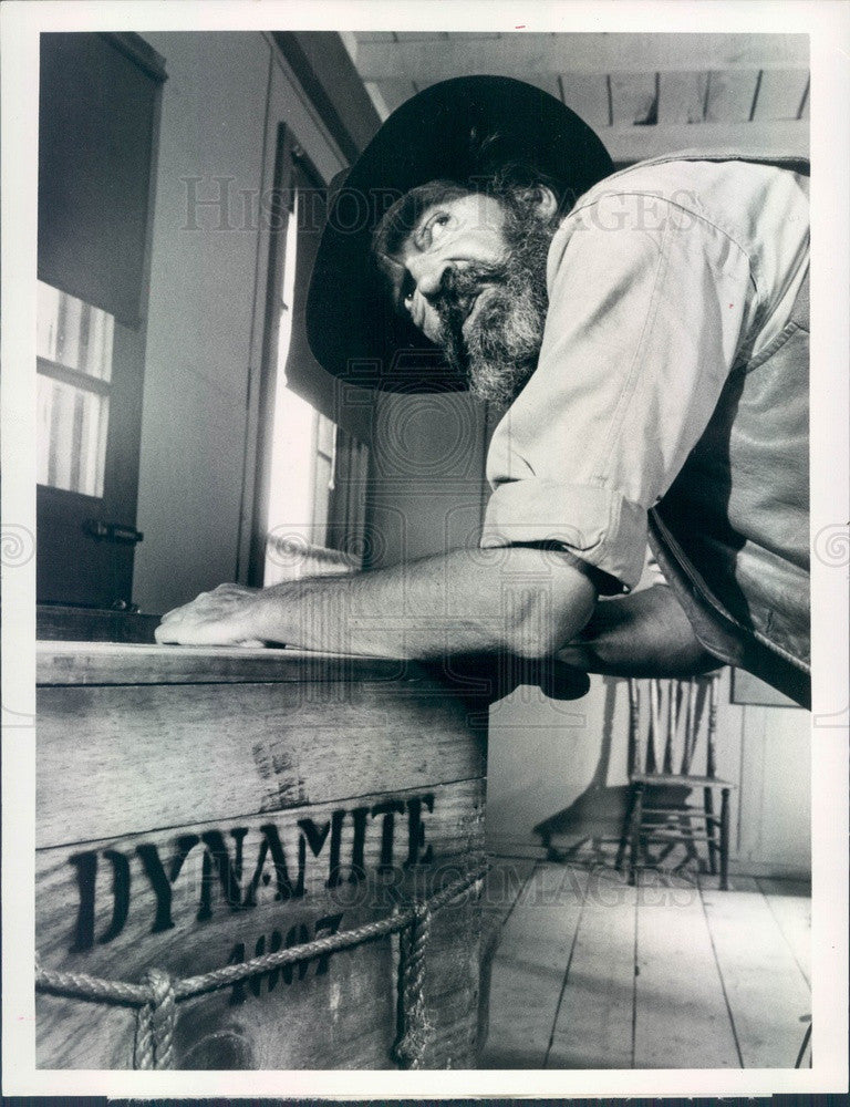 1974 Hollywood Actor Jack Elam in One Dog Town Press Photo - Historic Images