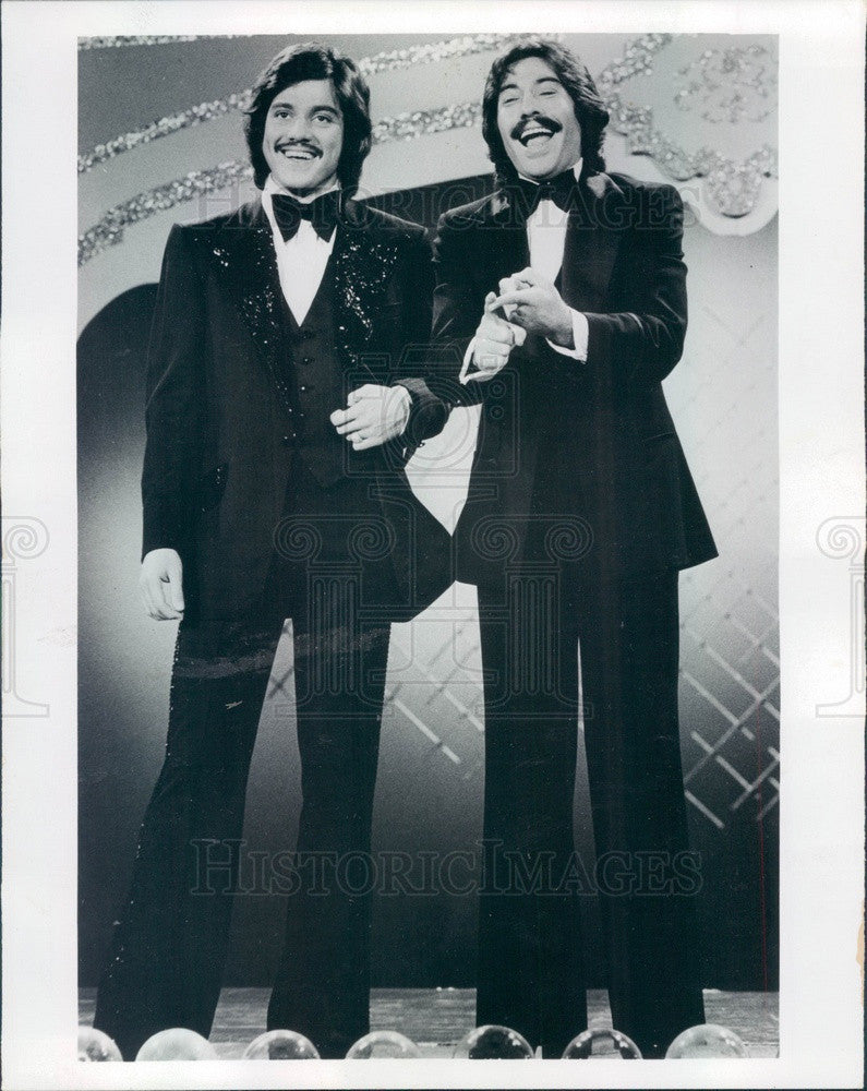 1976 Actor Freddie Prinze &amp; Singer Tony Orlando Press Photo - Historic Images