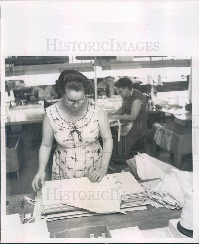 1957 St Petersburg, Florida Barcley Corset Co Final Inspection Press Photo - Historic Images