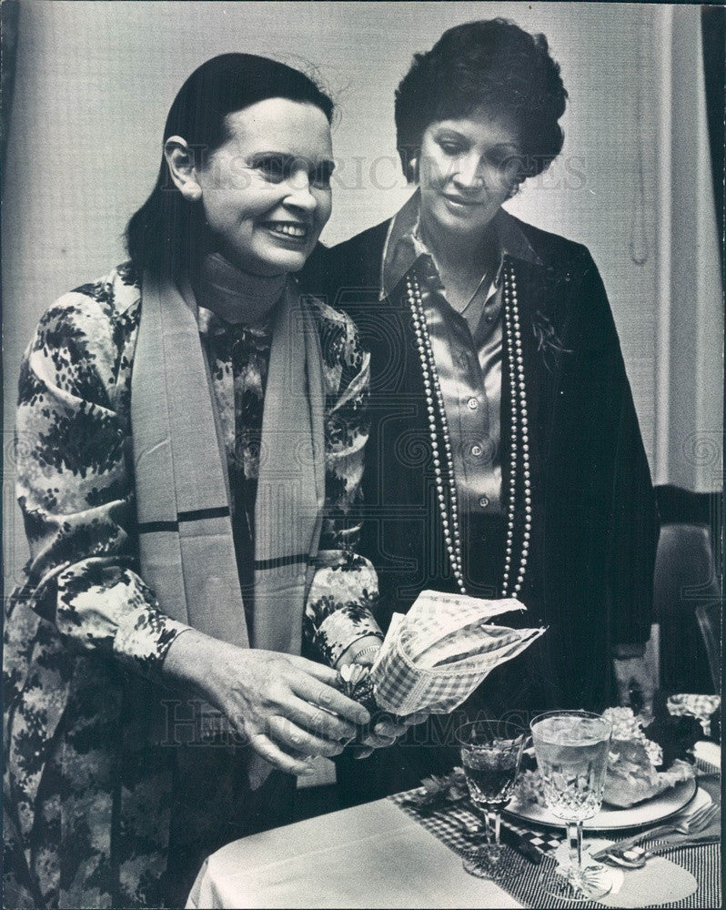 1973 Fashion Designer Gloria Vanderbilt &amp; Mrs Douglas Poole Press Photo - Historic Images