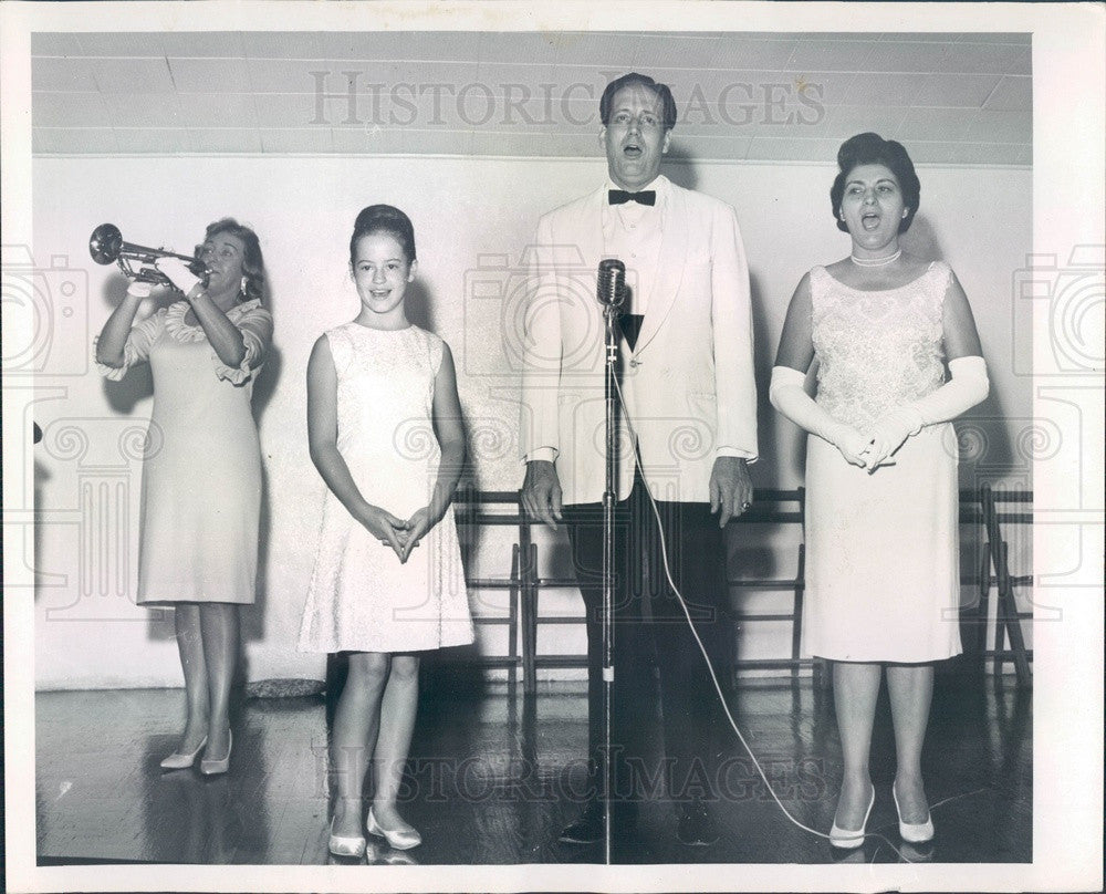 1965 St Petersburg, Florida Municipal Pier Sunday Afternoon Sings Press Photo - Historic Images