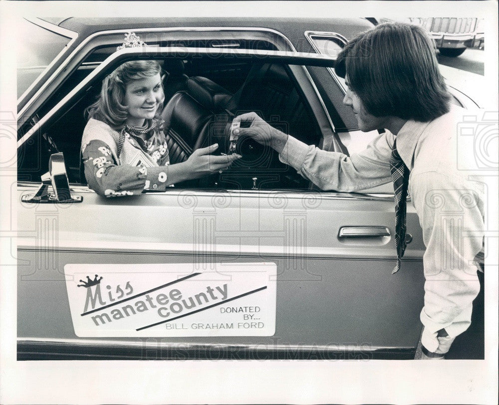 1975 Miss Manatee, Florida Sandy Willis & Eddie Graham Press Photo - Historic Images