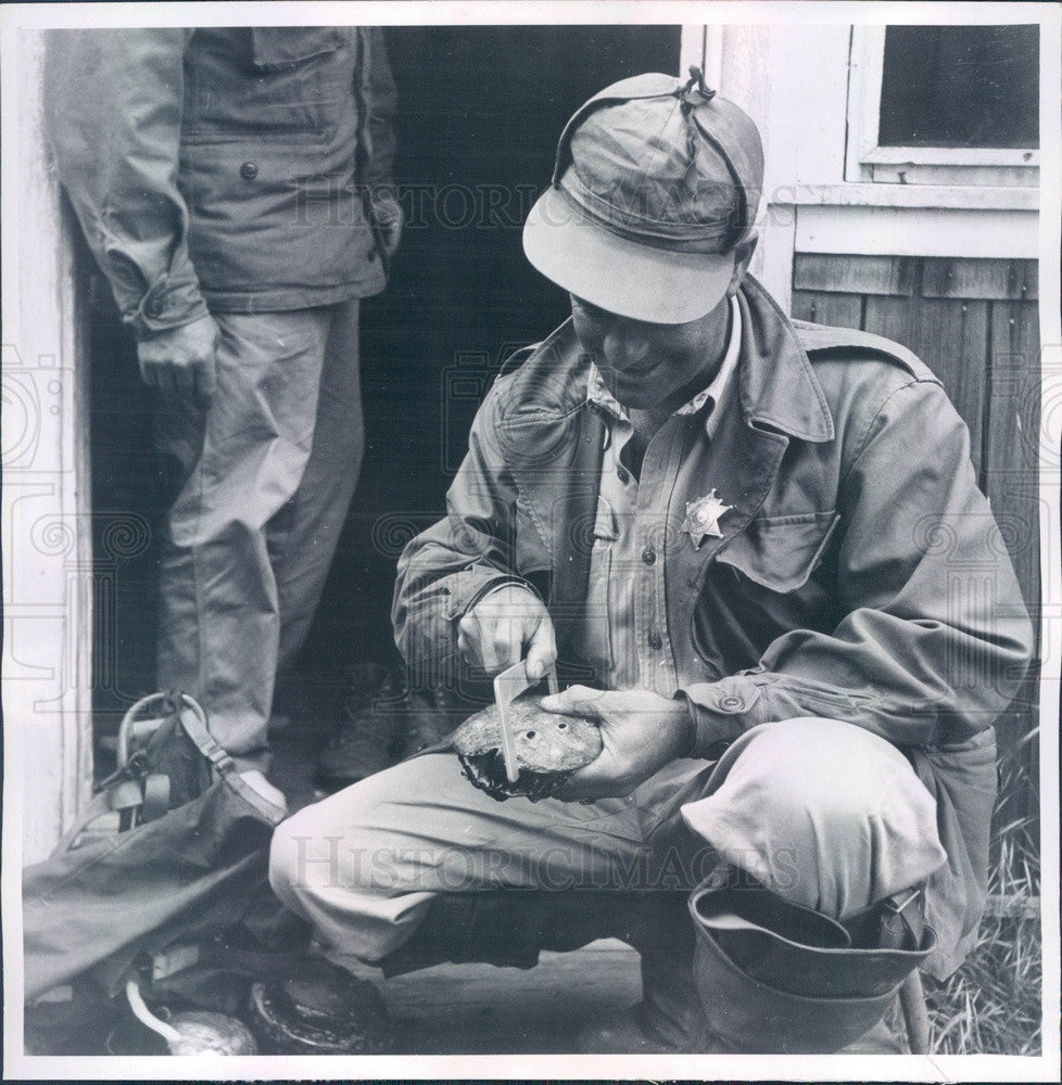 1952 California Game Warden Checking Abalone Hunter&#39;s Catch Press Photo - Historic Images