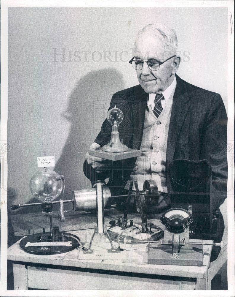 1964 Denver, CO Engineer John Metz &amp; Model of Edison Light Bulb Press Photo - Historic Images