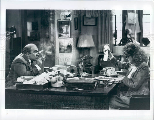 1985 Hollywood Actors Ed Asner & Eileen Brennan TV Show Off the Rack Press Photo - Historic Images