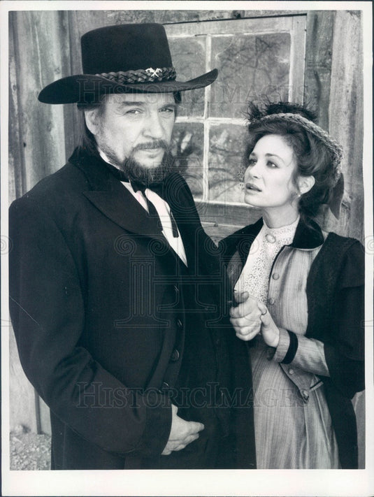 1986 Actors Waylon Jennings & Mary Crosby in Stagecoach Press Photo - Historic Images