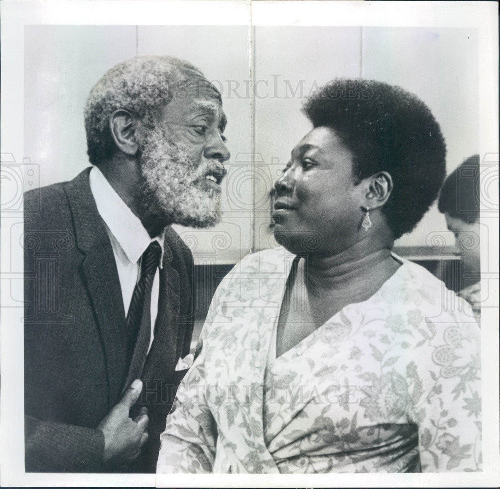 1975 Actors Esther Rolle &amp; Arnold Johnson Press Photo - Historic Images