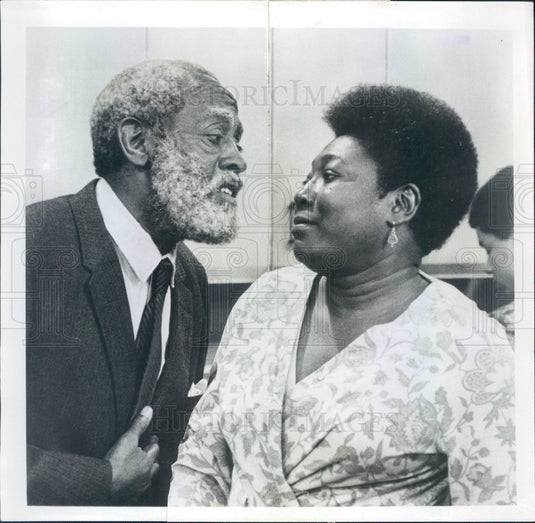 1975 Actors Esther Rolle & Arnold Johnson Press Photo - Historic Images