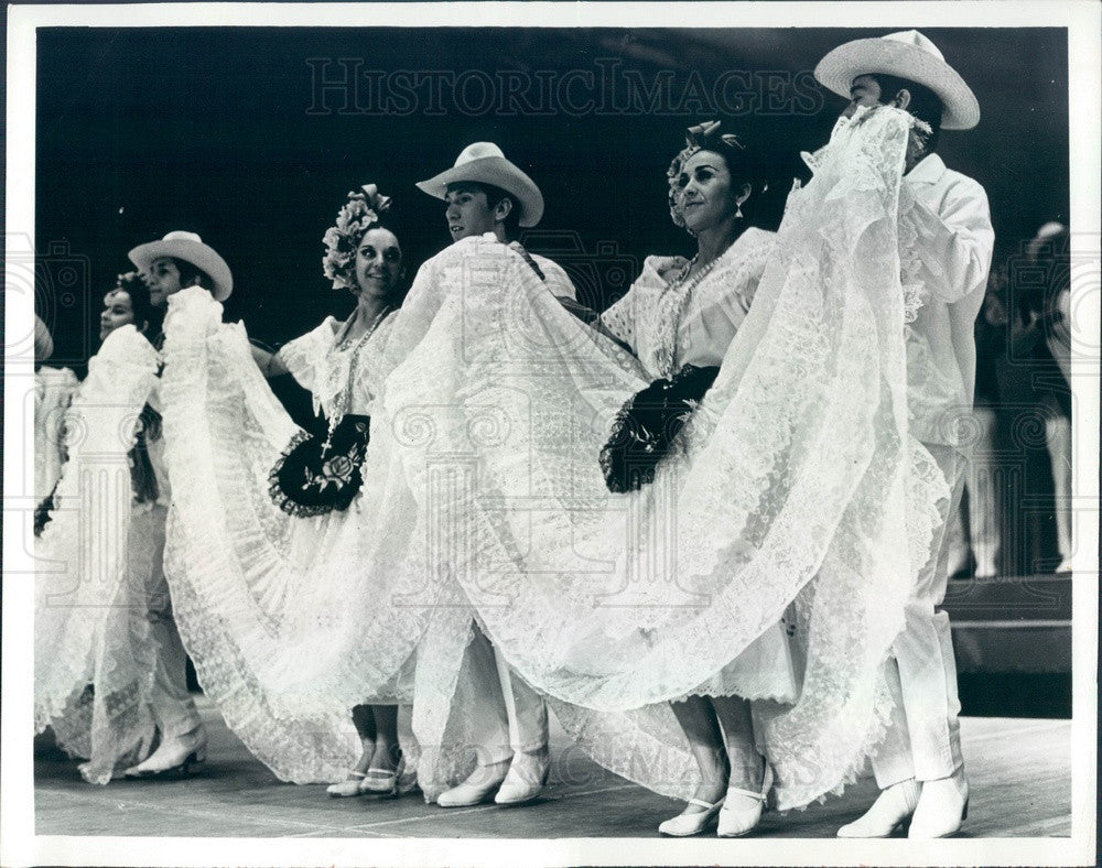 1975 Fiesta Folklorico Mexican Folk Dance Performers Press Photo - Historic Images