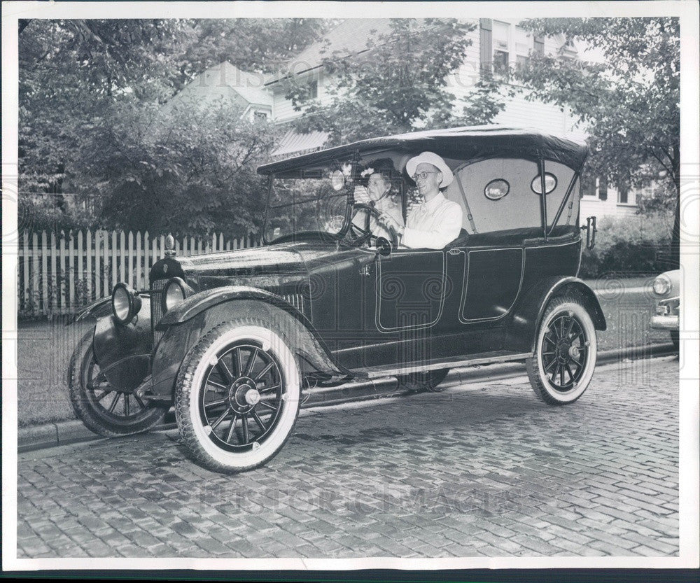 1952 Wilmette, IL 1919 Maxwell Automobile, Mr/Mrs Gordon Norberg Press Photo - Historic Images