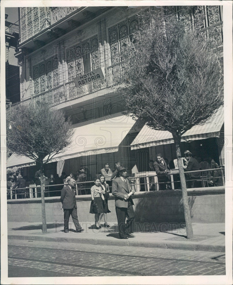 1949 La Paz, Bolivia, Promenaders Outside Hotel Astoria Press Photo - Historic Images