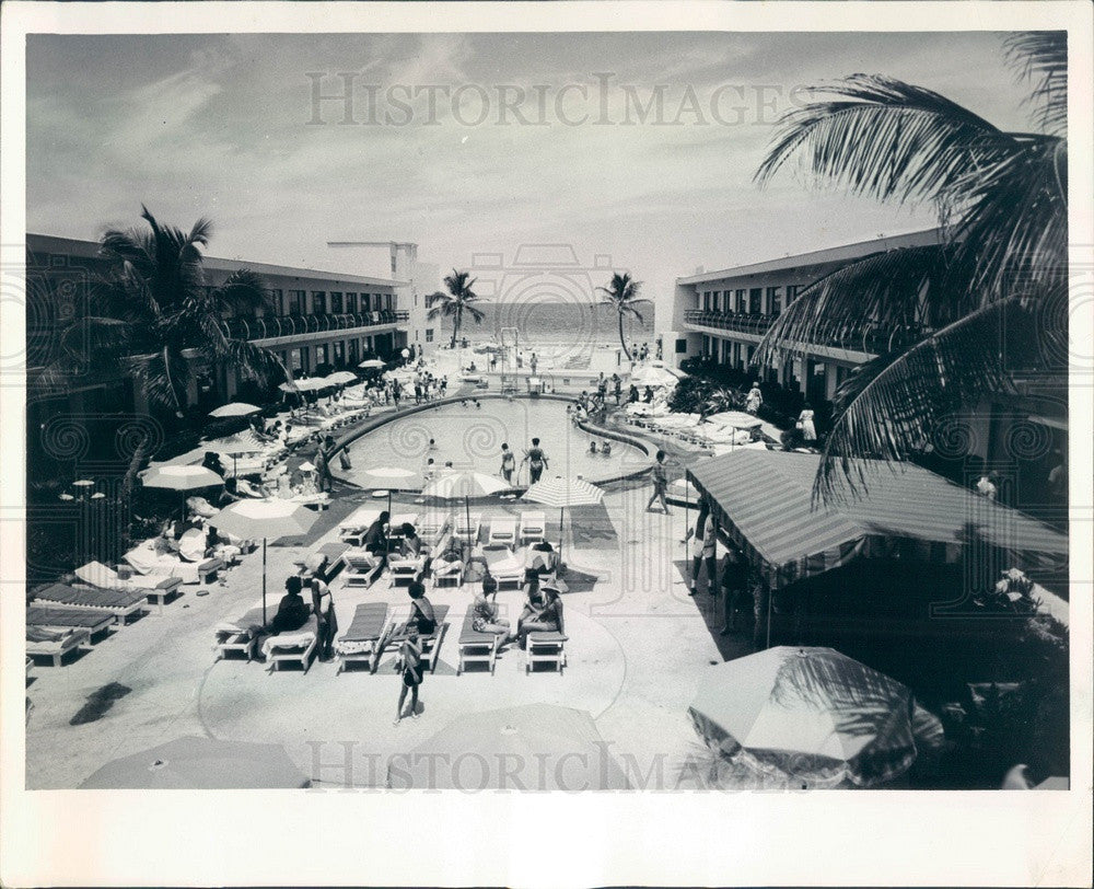 1969 Miami Beach, Florida Desert Inn Pool Press Photo - Historic Images