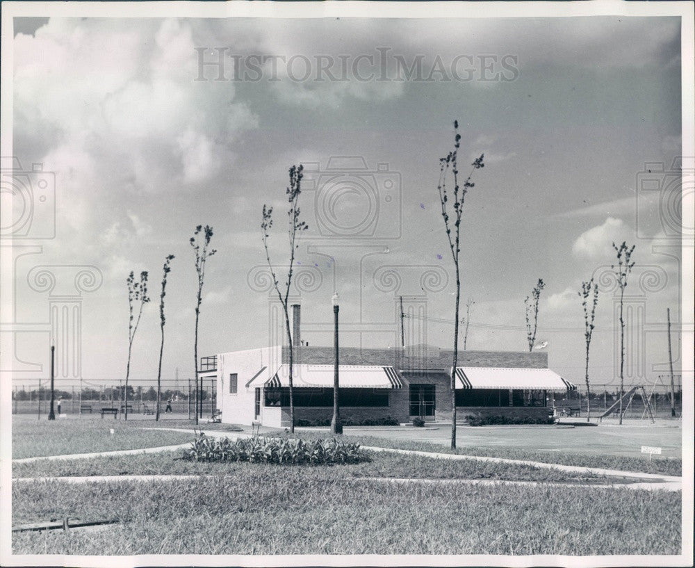 1952 Detroit, Michigan Farwell Park Clubhouse &amp; Courts Press Photo - Historic Images