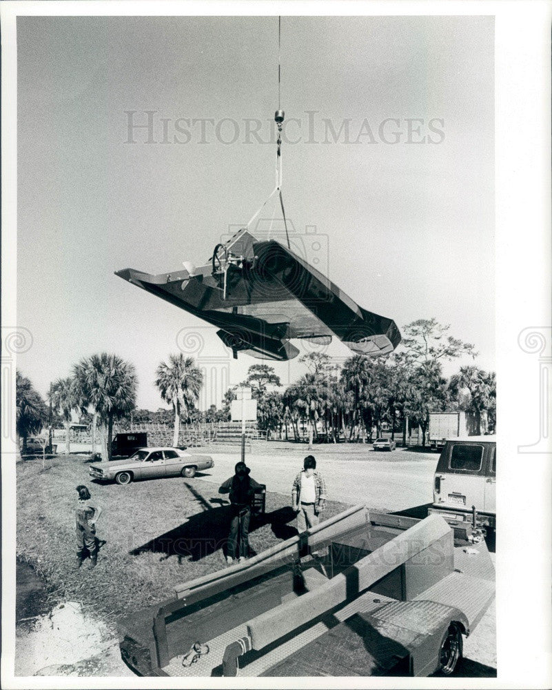 1986 St Petersburg, Florida Hydroplane Boat Being Lifted Into Water Press Photo - Historic Images