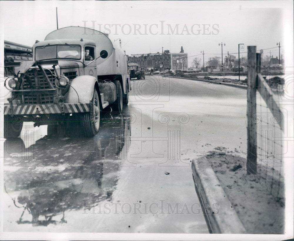 1953 Detroit, Michigan Street Flusher Sweeping John Lodge Hwy Press Photo - Historic Images