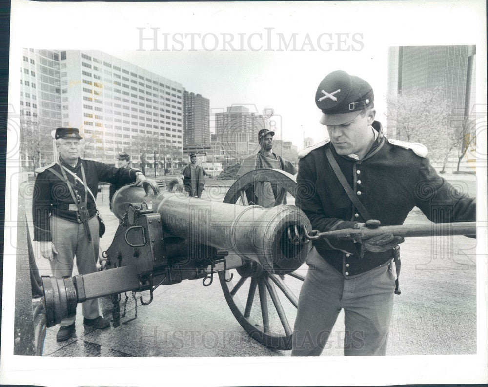 1988 Detroit, Michigan Civil War Cannon in Hart Plaza Press Photo - Historic Images