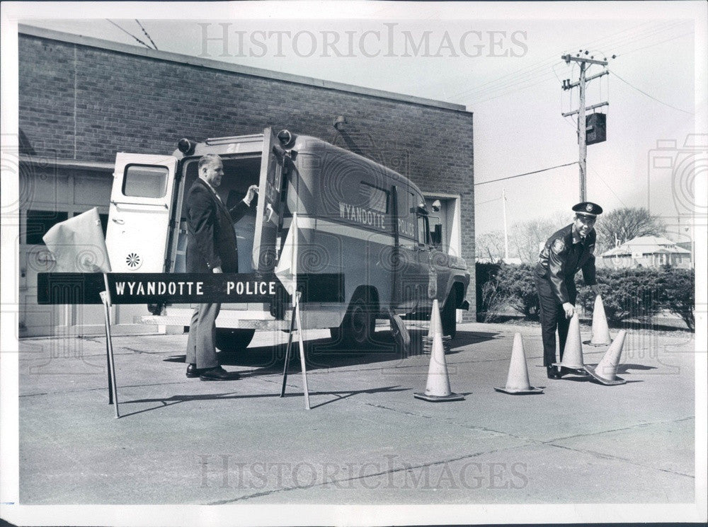 1973 Wyandotte, MI Deputy Chief William Lilienthal, Lt Dean Eastman Press Photo - Historic Images