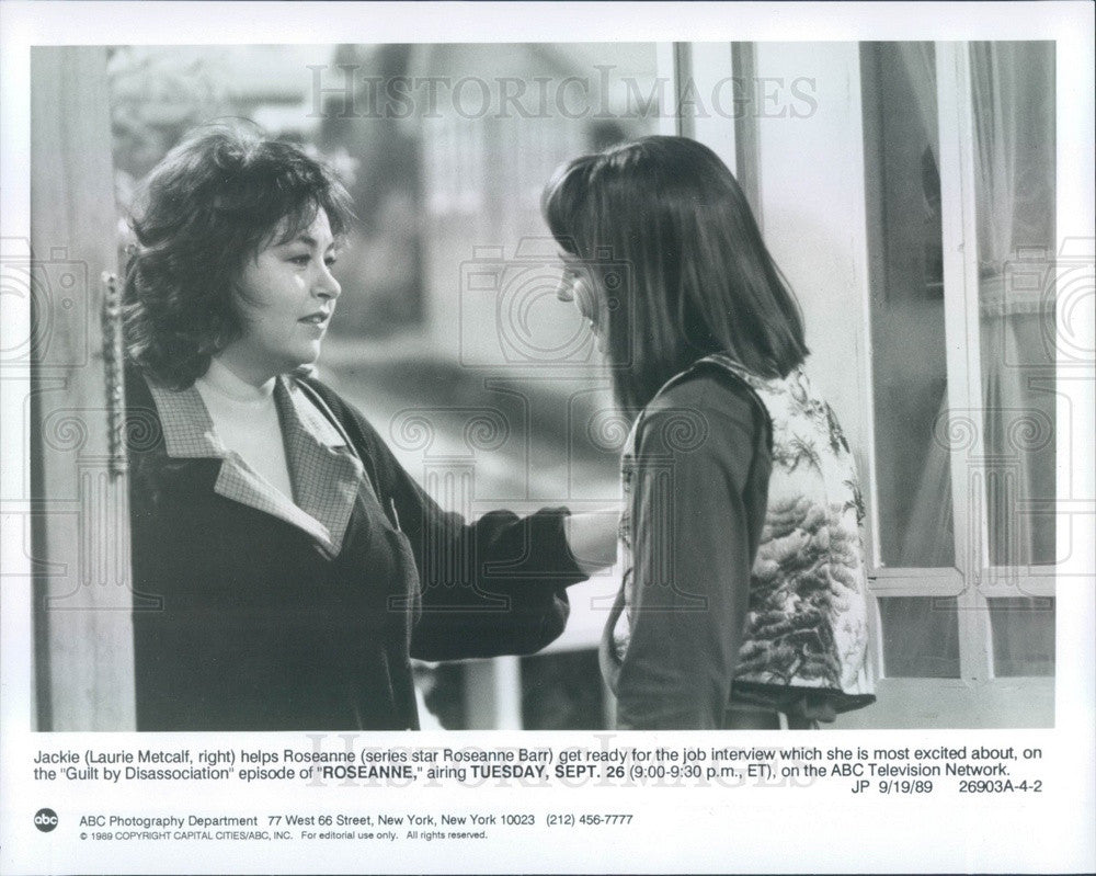 1989 Hollywood Actor Laurie Metcalf &amp; Roseanne Barr TV Show Roseanne Press Photo - Historic Images