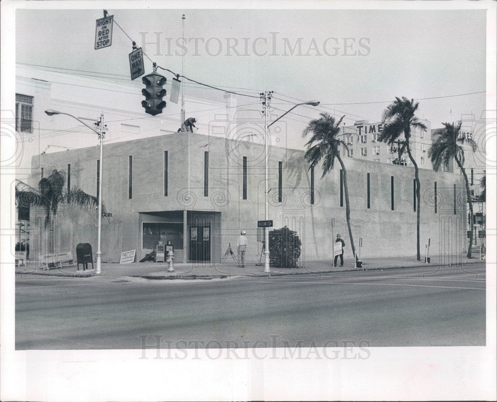 1965 St Petersburg, Florida Chamber of Commerce Building &amp; Picketer Press Photo - Historic Images