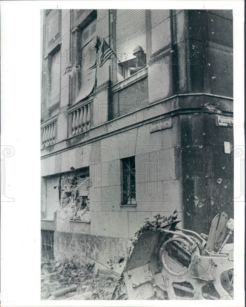 1986 Germany, GI Waving US Flag Over Captured Anti-Tank Gun in 1940s Press Photo - Historic Images