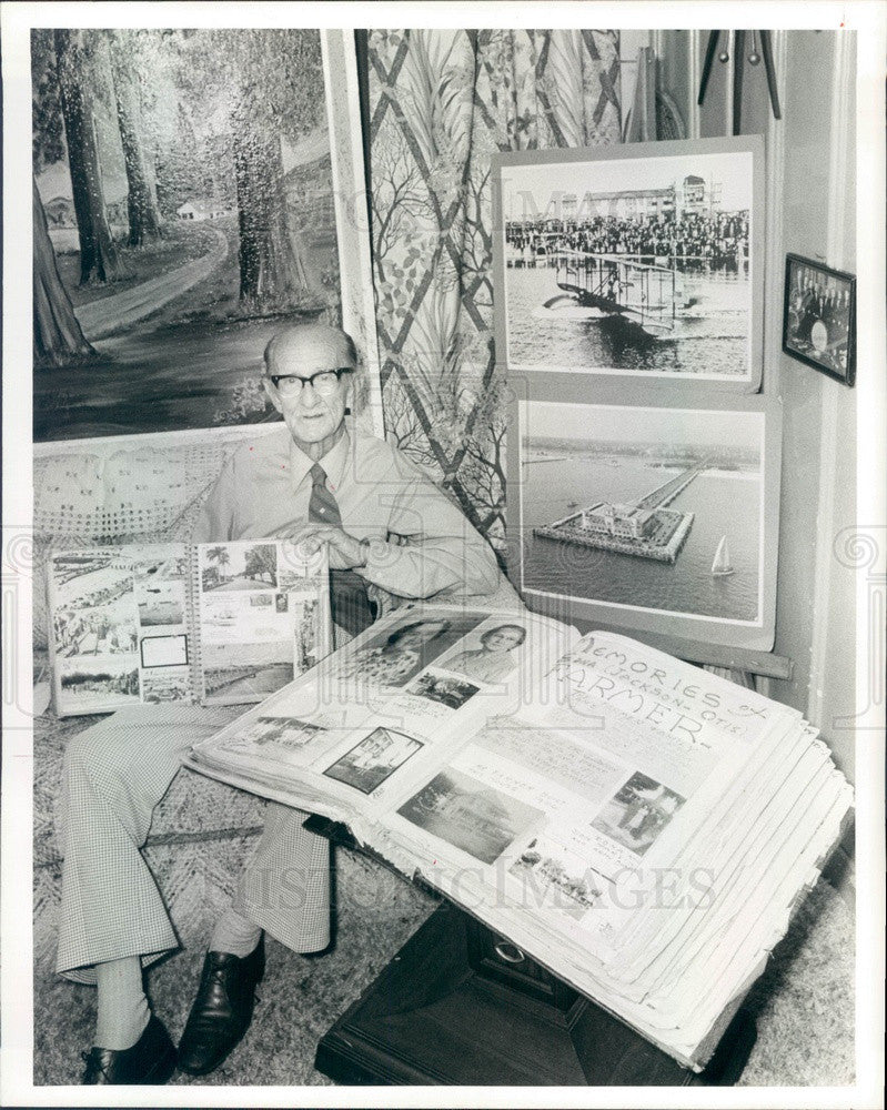 1985 St. Petersburg, Florida Historian Luther Atkins &amp; Scrapbooks Press Photo - Historic Images