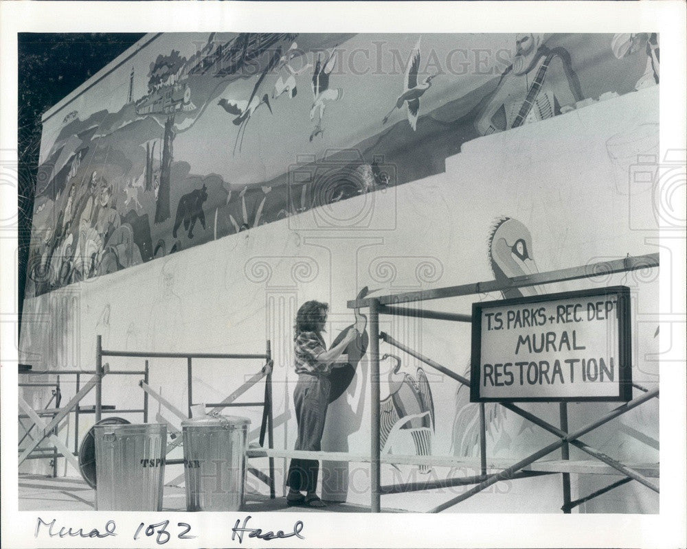 1984 Tarpon Springs, Florida Artist Liz Indianos &amp; Mural Restoration Press Photo - Historic Images