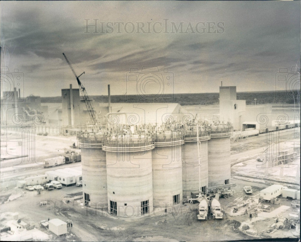 1977 Mulberry, Florida Phosphate Storage Silos Construction Press Photo - Historic Images