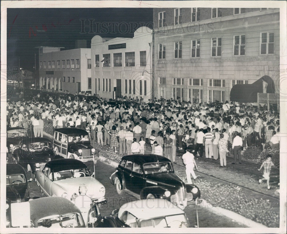 1951 St Petersburg, FL Crowd at Times Bldg Await Treasure Hunt Clue Press Photo - Historic Images
