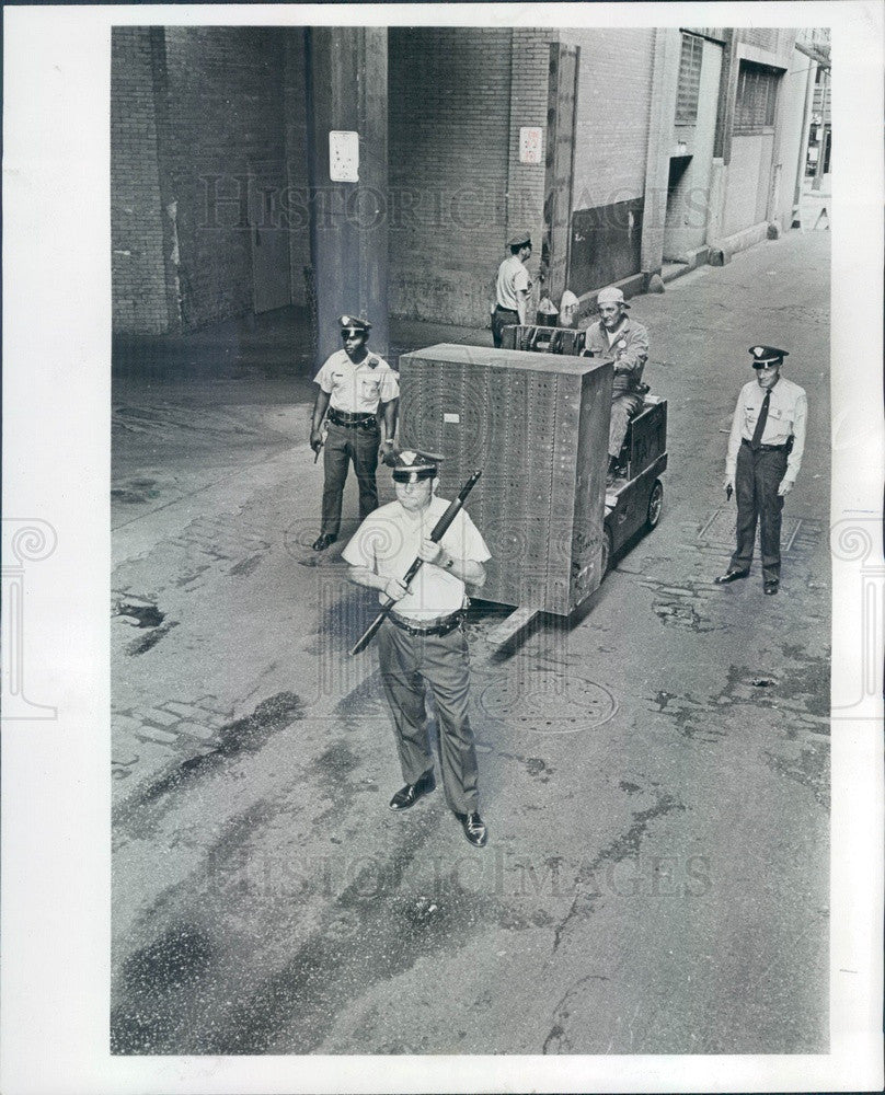 1972 Chicago, Illinois Armored Express Guards Move Money Press Photo - Historic Images