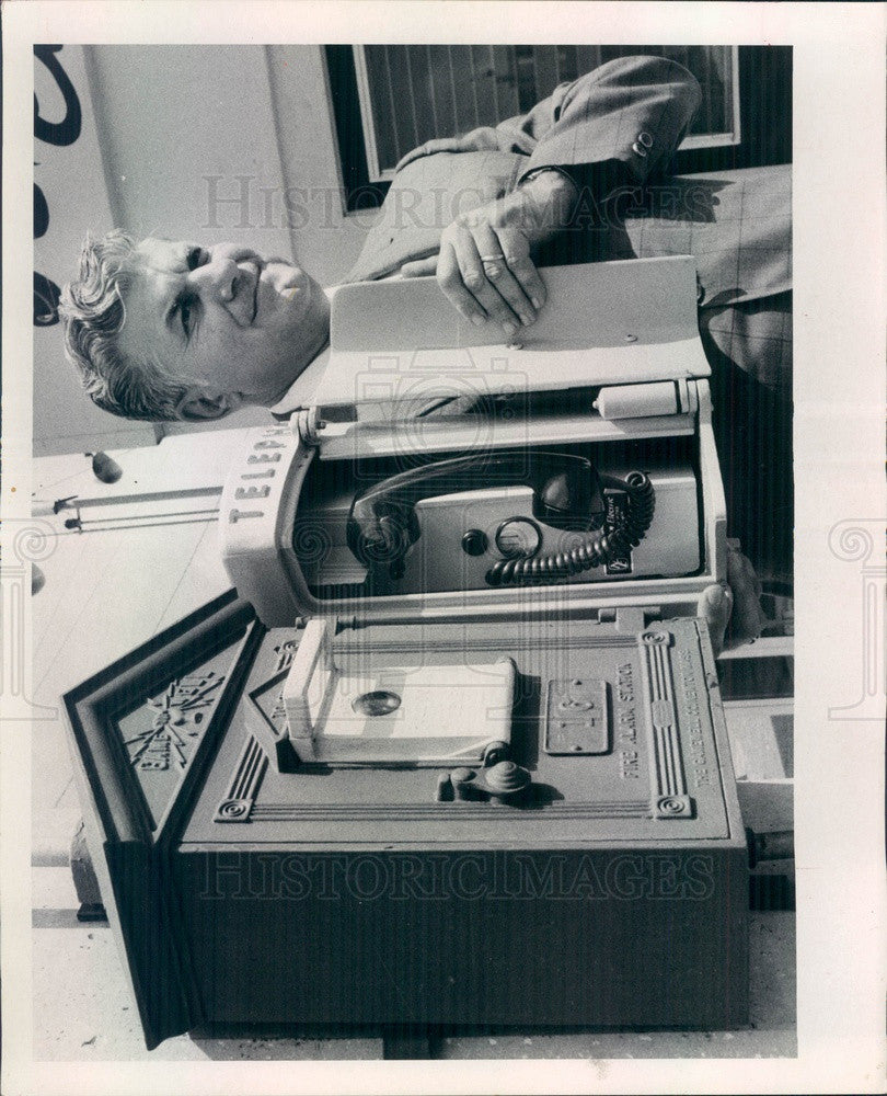 1971 St Petersburg, FL Old Fire Alarm Box &amp; New Hotline Phone Device Press Photo - Historic Images