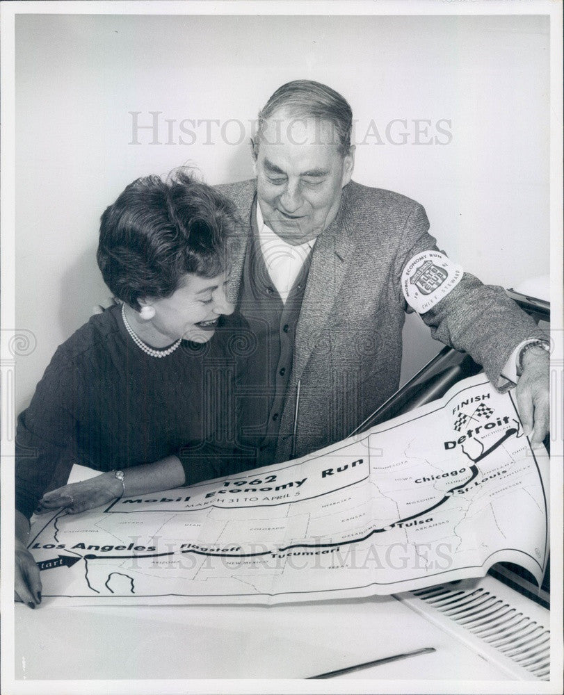 1962 Mobil Economy Run Chief Steward Art Pillsbury &amp; Driver Press Photo - Historic Images