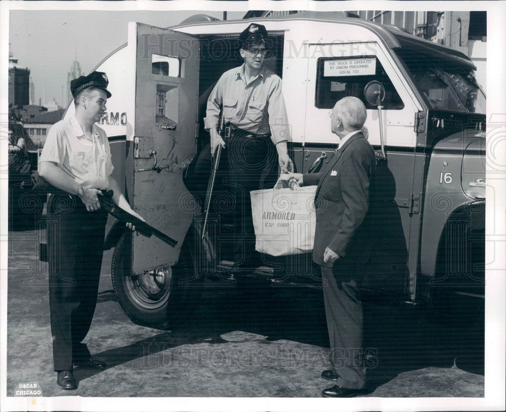 1955 Chicago, Illinois Armored Express Guards Deliver Diamonds Press Photo - Historic Images