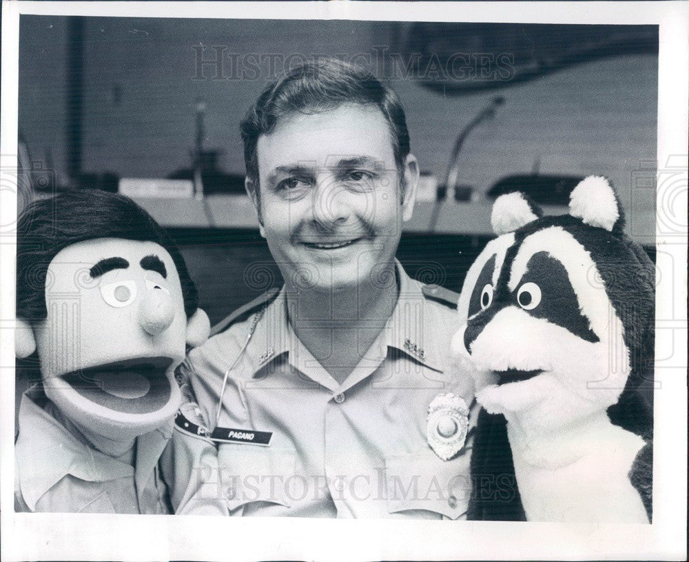 1981 St Petersburg Beach, FL Police Detective Jerry Pagano &amp; Puppets Press Photo - Historic Images