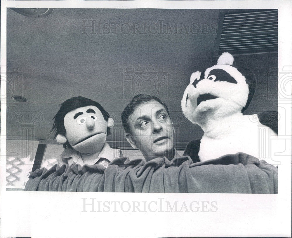 1981 St Petersburg Beach, FL Police Detective Jerry Pagano &amp; Puppets Press Photo - Historic Images