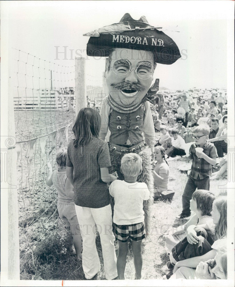 1974 Medora, ND Theodore Roosevelt Natl Park Host Rough Ridin&#39; Teddy Press Photo - Historic Images